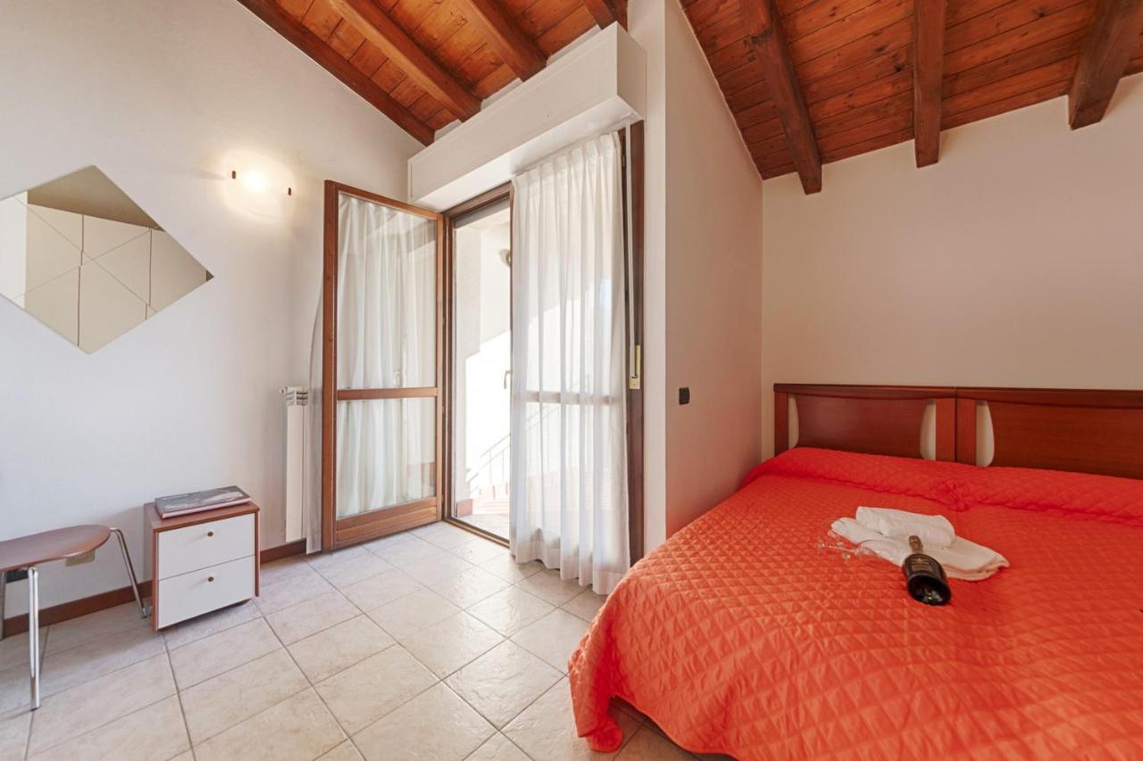 2-Bedroom Lakeview Apartment At The Lake Acquaseria Esterno foto